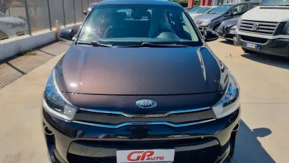 Usata Kia Rio Active 90 CV (66 kW) 2017 Marrone Berlina