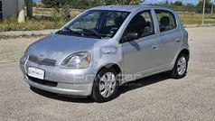 Grigio Usata 2002 Toyota Yaris Sol Tre volumi | 2350 € (Ottimo prezzo)