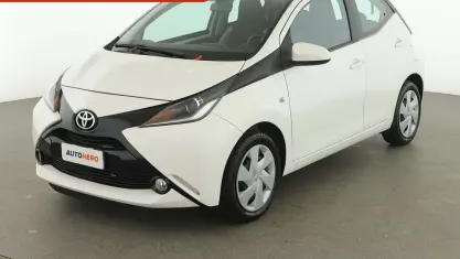 Second-hand Toyota Aygo X-play 70 CP (51 kW) 2016 Alb Hatchback