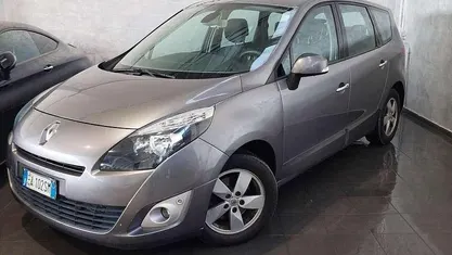 Argento Usata 2010 Renault Scénic III Luxe Monovolume | 3900 € (Buon prezzo)