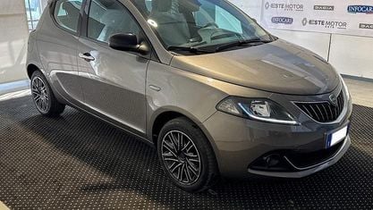 Usata Lancia Ypsilon Gold 70 CV (51 kW) 2023 Grigio metallizzato Utilitaria