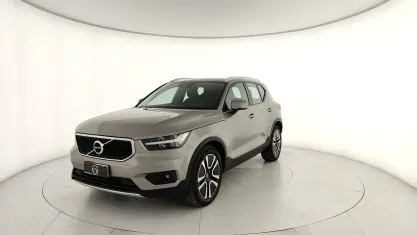Usata Volvo XC40 Momentum 190 CV (139 kW) 2020 Argento SUV