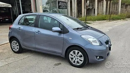 Usata Toyota Yaris Active 90 CV (66 kW) 2010 Grigio Berlina