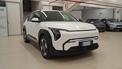 Snow white pearl Usata 2024 Kia EV3 Earth SUV | 31.900 € (Buon prezzo)