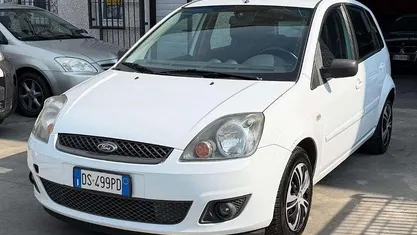 Begagnad Ford Fiesta Ghia 75 HK (55 kW) 2008 Vit Halvkombi