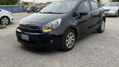 Usata Kia Rio Active 75 CV (55 kW) 2014 Nero Berlina