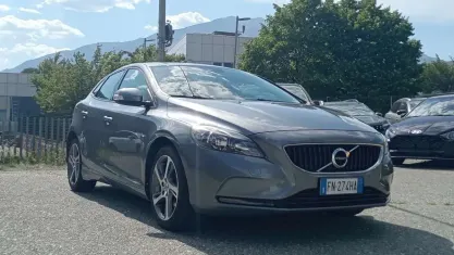 Usata Volvo V40 Kinetic 120 CV (88 kW) 2018 001grigio argento Berlina