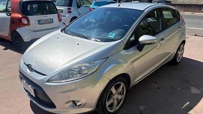 Usata Ford Fiesta Titanium 97 CV (71 kW) 2012 Grigio Utilitaria