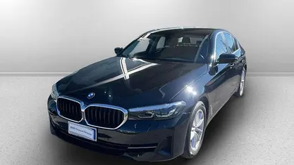 Schwarz pastello Usata 2022 BMW 518 Tre volumi | 33.000 € (Buon prezzo)