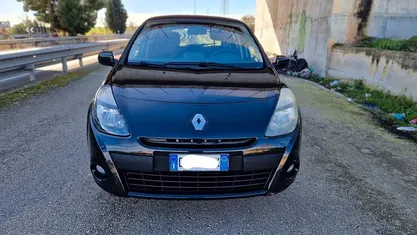 Nero Usata 2010 Renault Clio II Dynamique Tre volumi | 3190 € (Buon prezzo)