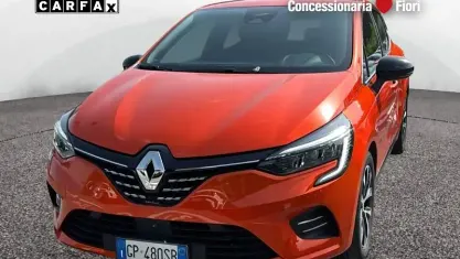 Usata Renault Clio V Techno 145 CV (106 kW) 2023 Arancione Utilitaria