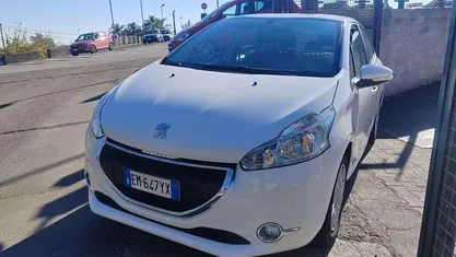 Bianco Usata 2013 Peugeot 208 Allure Due volumi | 6299 € (Buon prezzo)