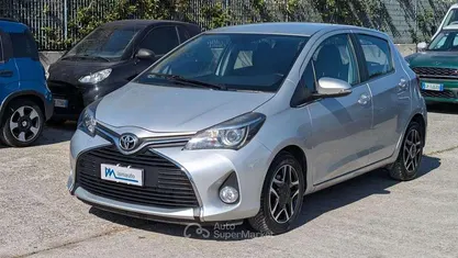 Usata Toyota Yaris 90 CV (66 kW) 2015 Grigio Utilitaria