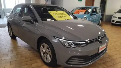 Begagnad VW Golf VIII Life 110 HK (80 kW) 2022 Grå Sedan