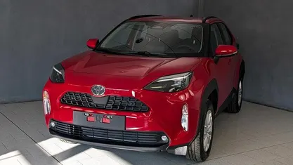 Rosso Nuova 2025 Toyota Yaris Hybrid Active SUV | 24.890 € (Buon prezzo)