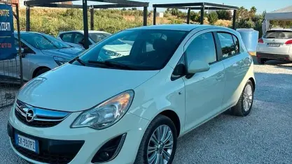 Usata Opel Corsa Cosmo 95 CV (69 kW) 2011 Bianco Utilitaria