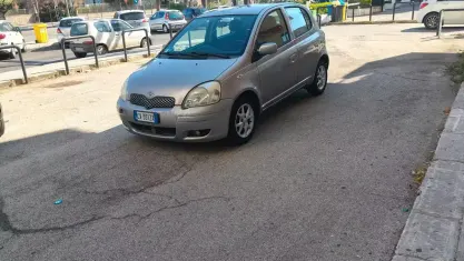 Usata Toyota Yaris 68 CV (50 kW) 2006 Grigio Berlina