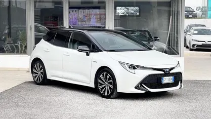 Bianco Usata 2021 Toyota Corolla Tre volumi | 16.900 € (Buon prezzo)