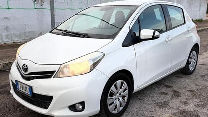 Usata Toyota Yaris Style 90 CV (66 kW) 2013 Bianco Berlina