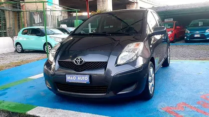 Grigio Usata 2009 Toyota Yaris Tre volumi | 4800 € (Ottimo prezzo)