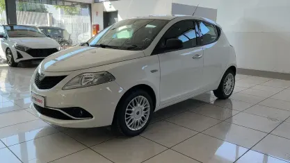 Usata Lancia Ypsilon Silver 70 CV (51 kW) 2016 Bianco Utilitaria