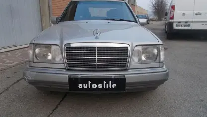 Usata Mercedes 200 131 CV (96 kW) 1994 Grigio Berlina