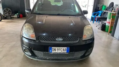 Usata Ford Fiesta 68 CV (50 kW) 2008 Nero Utilitaria