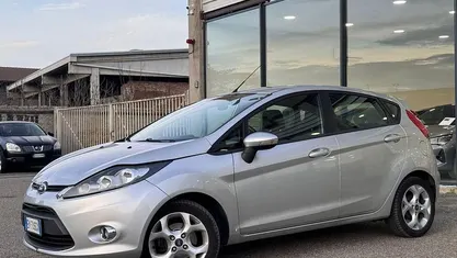 Argento Usata 2011 Ford Fiesta Titanium Tre volumi | 4500 € (Buon prezzo)
