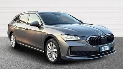 Grigio Usata 2024 Skoda Superb Selection SUV | 31.900 € (Buon prezzo)