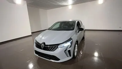 Bianco Nuova 2025 Renault Clio V Evolution Tre volumi | 17.400 € (Buon prezzo)