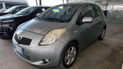 Usata Toyota Yaris Sol 69 CV (50 kW) 2006 Grigio Berlina