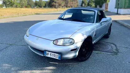 Usata Mazda MX5 110 CV (80 kW) 1999 Grigio Cabrio