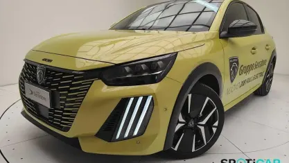 Usata Peugeot e-208 GT 114 kW (156 CV) 2023 Giallo Utilitaria