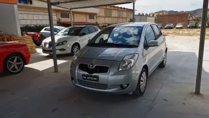 Usata Toyota Yaris Sol 100 CV (73 kW) 2010 Argento Utilitaria