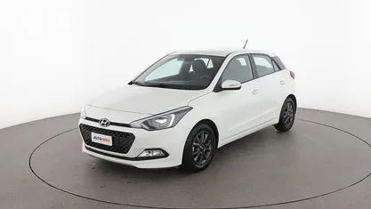 Käytetty Hyundai i20 Blackline 85 HP (62 kW) 2017 Valkoinen Sedan