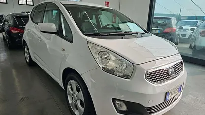 Usata Kia Venga Active 90 CV (66 kW) 2011 Bianco Utilitaria