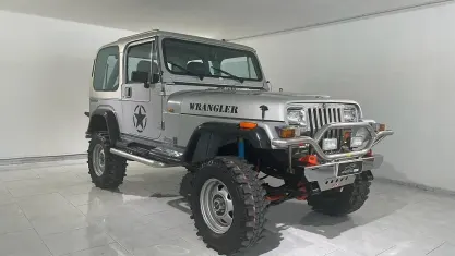 Usata Jeep Wrangler Laredo 103 CV (75 kW) 1989 Grigio SUV