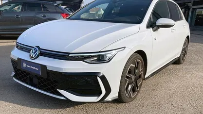 Usata VW Golf VIII R-line Plus 150 CV (110 kW) 2024 Berlina