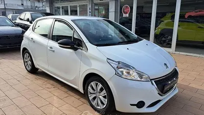 Bianco Usata 2014 Peugeot 208 Active Due volumi | 5900 € (Buon prezzo)