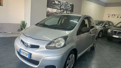 Usata Toyota Aygo Connect Style 68 CV (50 kW) 2011 Argento Utilitaria