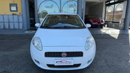 Usata Fiat Grande Punto Dynamic 77 CV (56 kW) 2009 Bianco Utilitaria