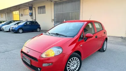Usata Fiat Punto Lounge 69 CV (50 kW) 2015 Rosso Utilitaria