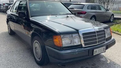Usata Mercedes E200 122 CV (89 kW) 1991 Nero pastello Berlina
