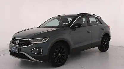 Usata VW T-Roc Life 110 CV (80 kW) 2023 Petroleum blue metallizzato nero SUV