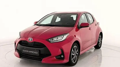 Usata 2023 Toyota Yaris Hybrid Trend Utilitaria | 20.900 € (Buon prezzo)