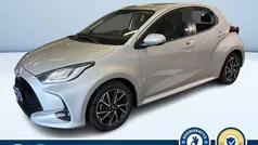 Argento metallizzato Usata 2020 Toyota Yaris Hybrid Trend Tre volumi | 16.300 € (Buon prezzo)