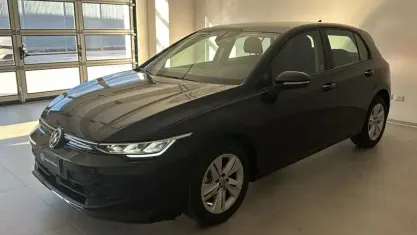Usata VW Golf VIII Life 116 CV (85 kW) 2025 Nero Utilitaria