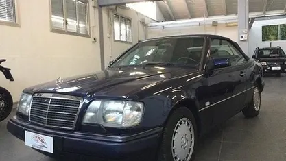 Usata Mercedes E200 135 CV (99 kW) 1994 Blu Cabrio