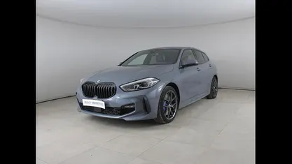 Grigio Usata 2022 BMW 118 Sport Line Due volumi | 28.500 € (Buon prezzo)