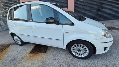 Usata Lancia Musa Gold 95 CV (69 kW) 2012 Bianco Monovolume